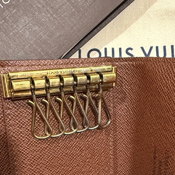 Louis Vuitton 6 Key Holder - Picture 7 of 13